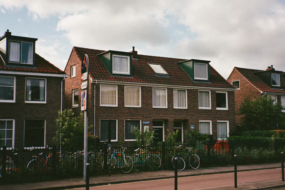 Straat met bakstenen rijwoningen en geparkeerde fietsen in een Noord-Hollandse plaats